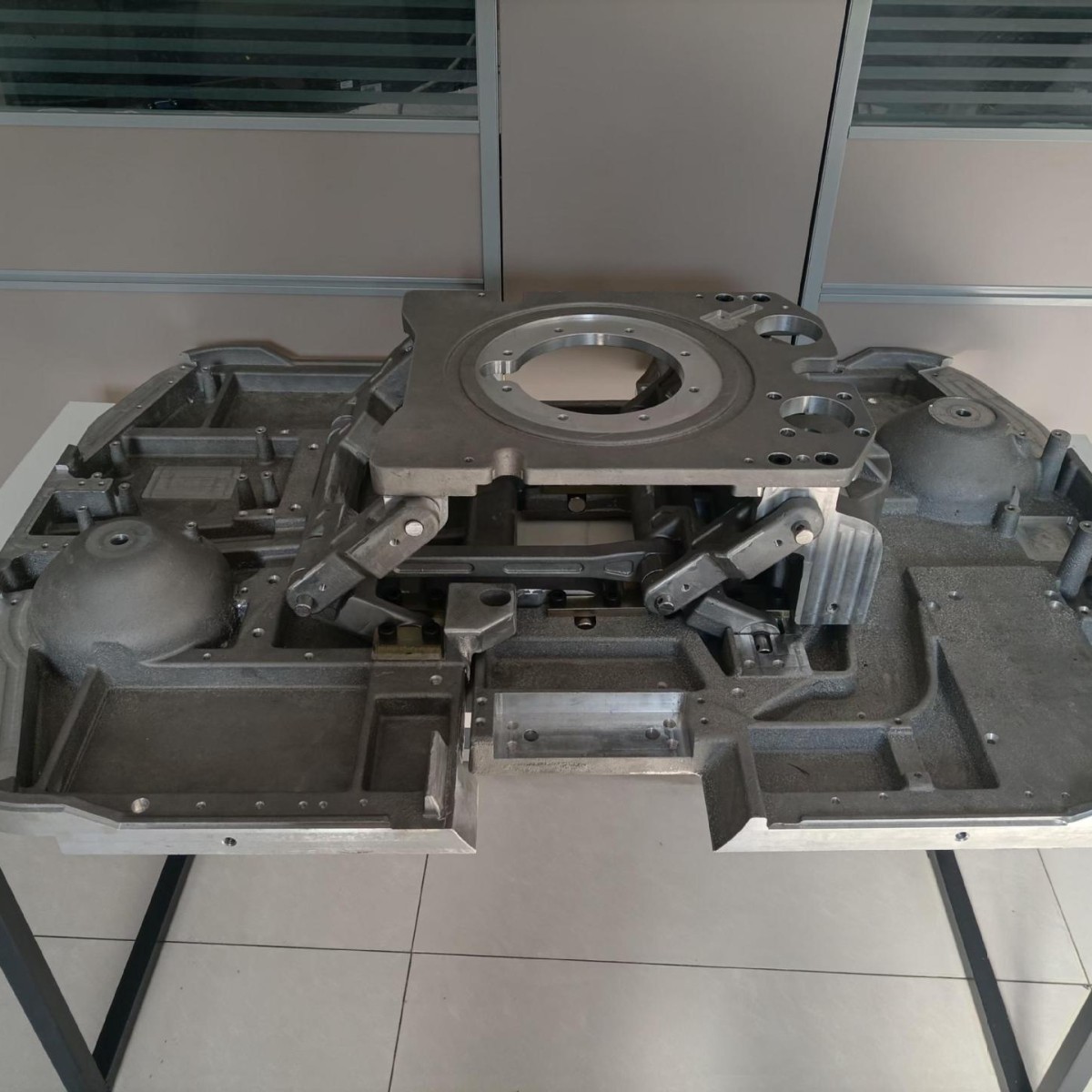 The manufacturer directly supplies the all-aluminum chassis frame and all hardware of the AGV submersible lifting automatic material handling robot full figure