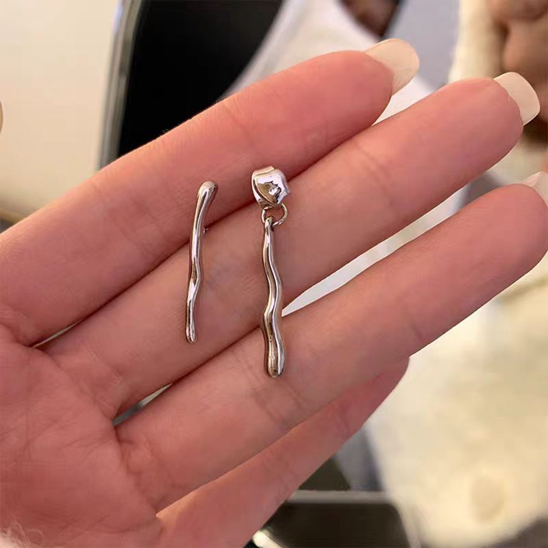 Niche design sense, minimalist style irregular earrings, a new trend in 2025, versatile and high-end stud earrings details Picture