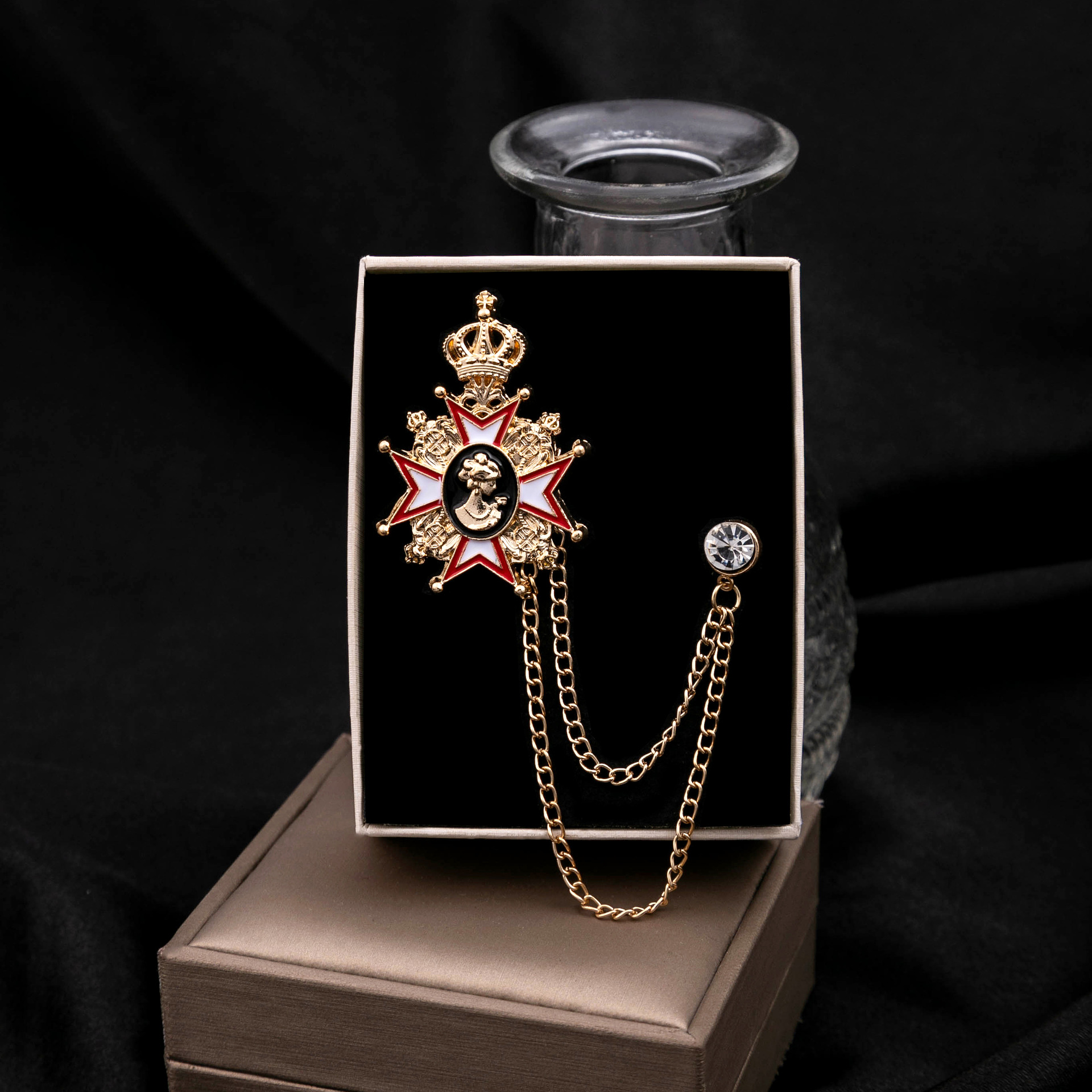 A Japanese and Korean fashion diamond-encrusted heart brooch with a design sense, double-tassel chain, crown, oval men's suit brooch details Picture