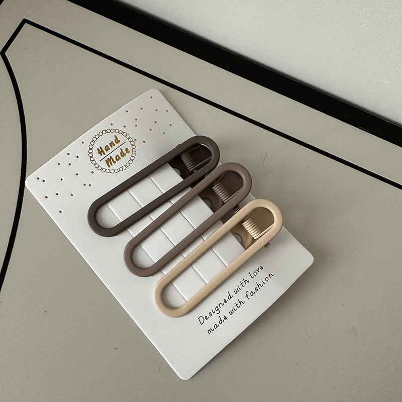 The popular duckbill hairpin for women, simple Morandi coffee color series, ins high-end style hair clip, side bangs clip Application Scenario