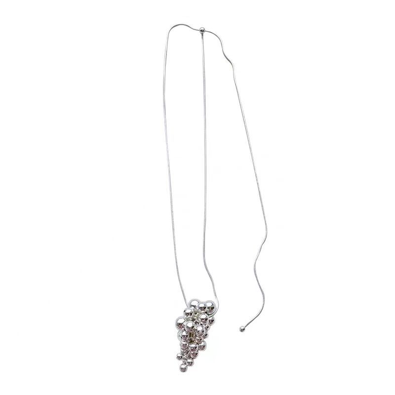 This is a unique and versatile long sweater chain necklace with a pull-out grape string tassel design, similar to that of a South Korean blogger Item Picture
