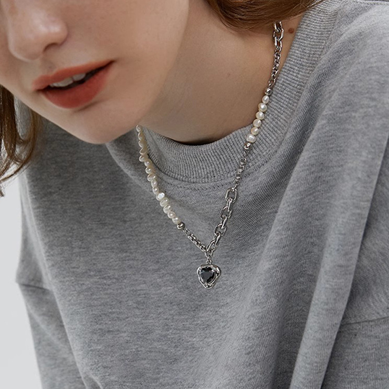 Sweet, cool, fashionable and casual chain pearl heart-shaped necklace for women, black neutral patchwork sweater chain, new style in 2024 Specification drawing