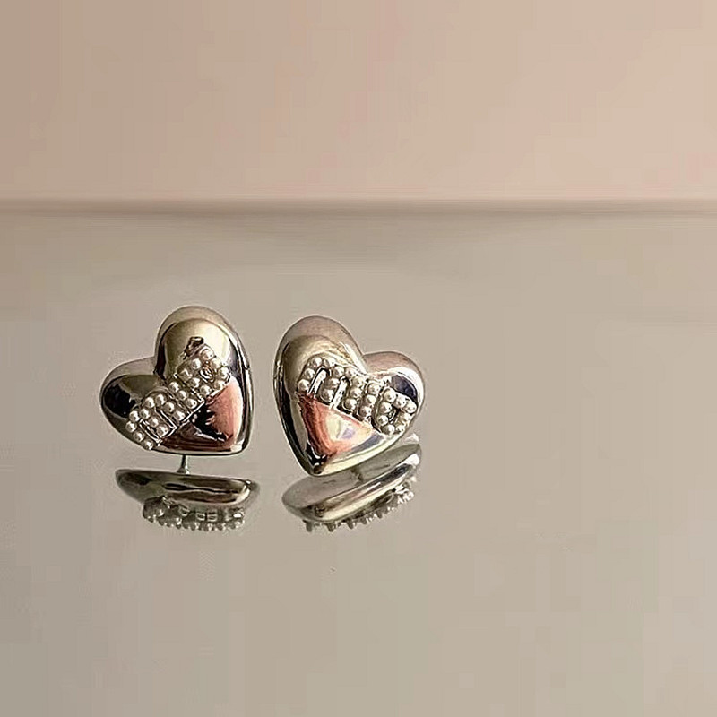 S925 heart-shaped pearl stud earrings are a light luxury, niche, sweet, exquisite, fashionable and versatile accessory with a high-end design sense details Picture