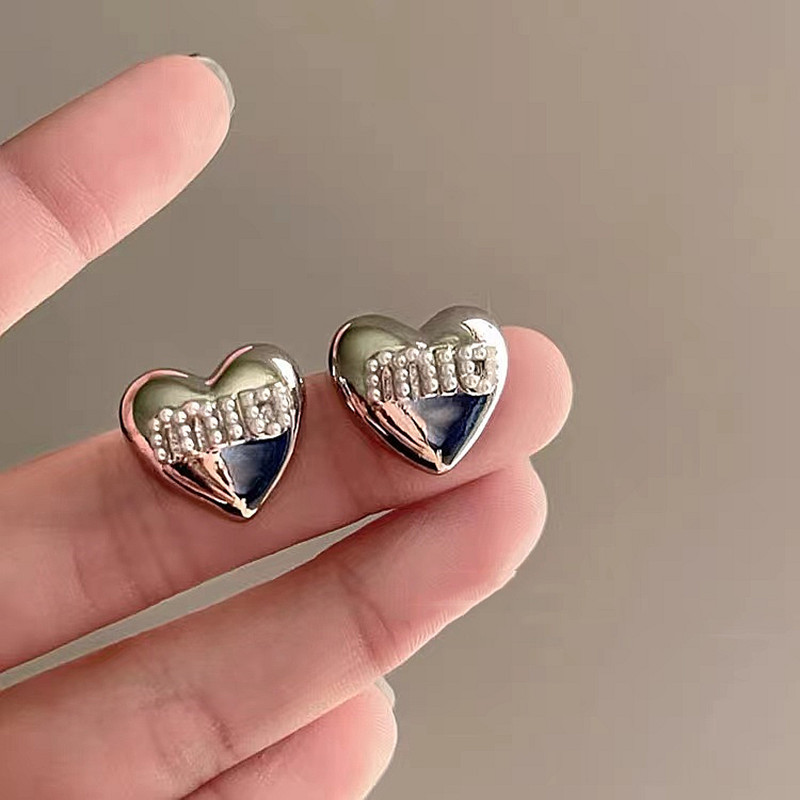 S925 heart-shaped pearl stud earrings are a light luxury, niche, sweet, exquisite, fashionable and versatile accessory with a high-end design sense full figure