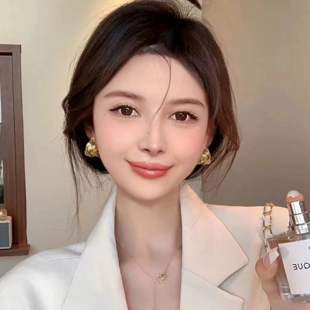 New retro and high-end earring with hollowed-out metal wound C-shaped ring earrings, light luxury and niche earrings, stud earrings for women details Picture