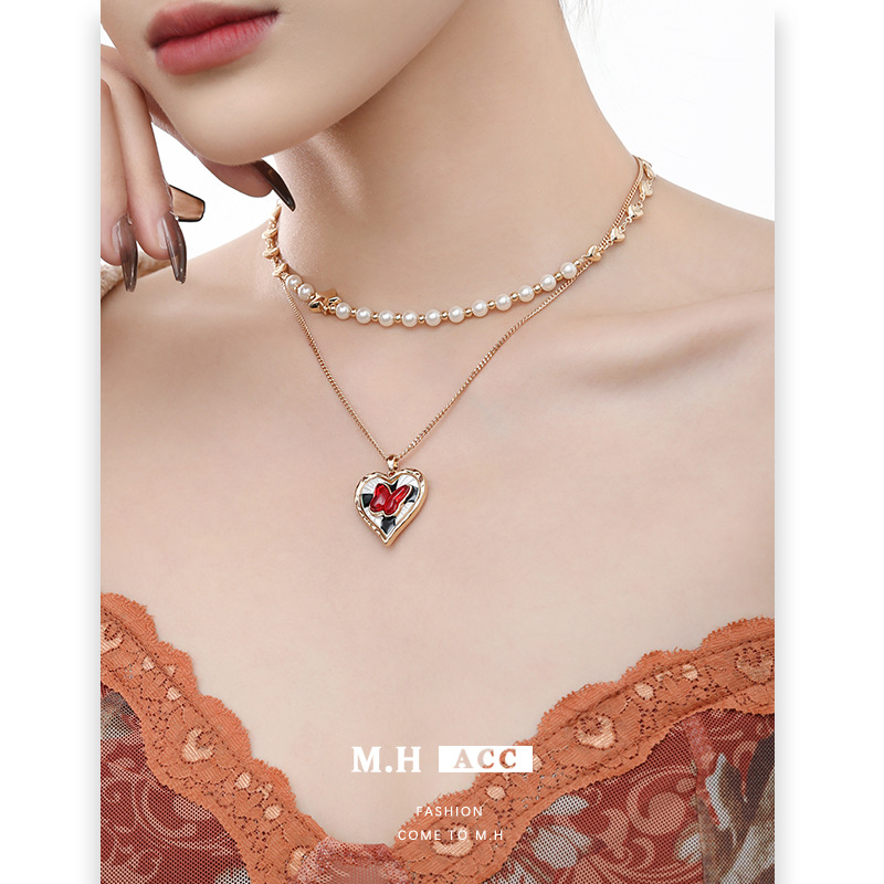 This retro European and American light luxury red butterfly heart necklace is versatile, with a niche and high-end feel. It is a collarbone chain pendant details Picture