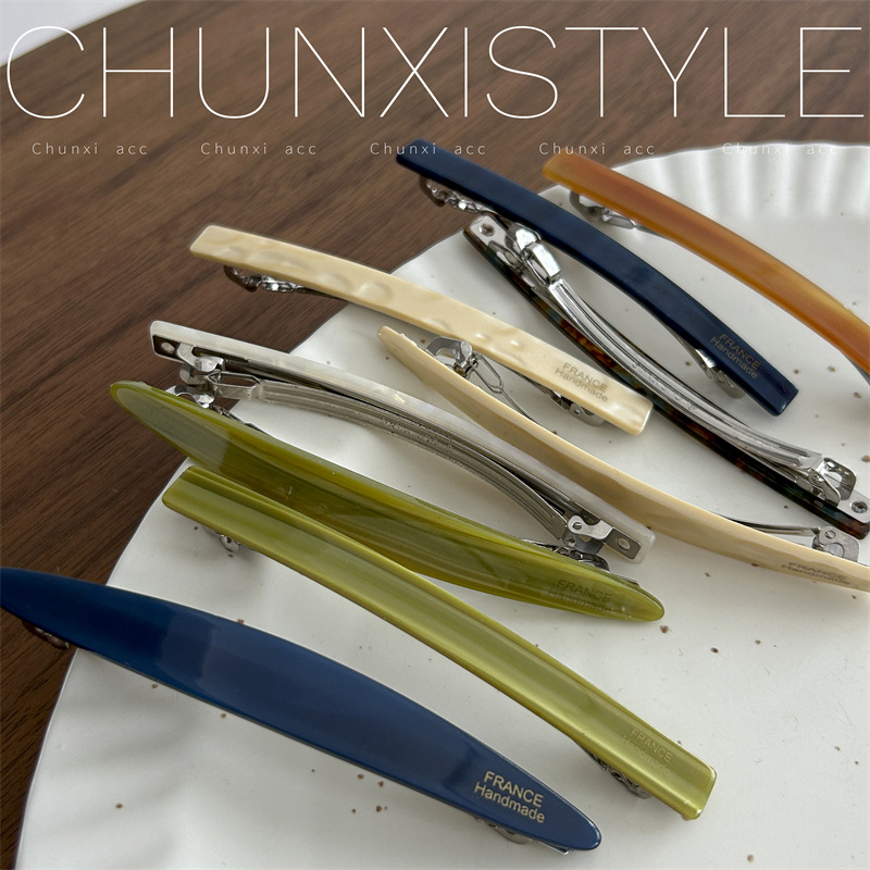The retro one-shoulder clip with a gold label from Dongdaemun, France in South Korea, is extremely beautiful. It features a multi-color color-spread spring ponytail clip and a half hairpin details Picture