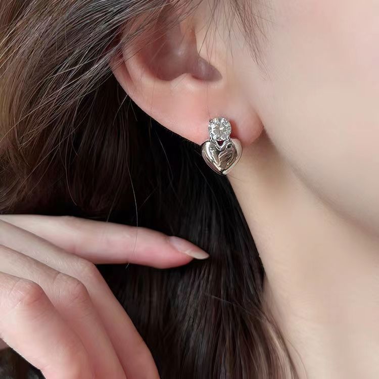 Niche high-end diamond-shaped heart-shaped stud earrings for women on Instagram, trendy, light luxury, versatile, elegant and fashionable design sense earrings 2025 new style details Picture