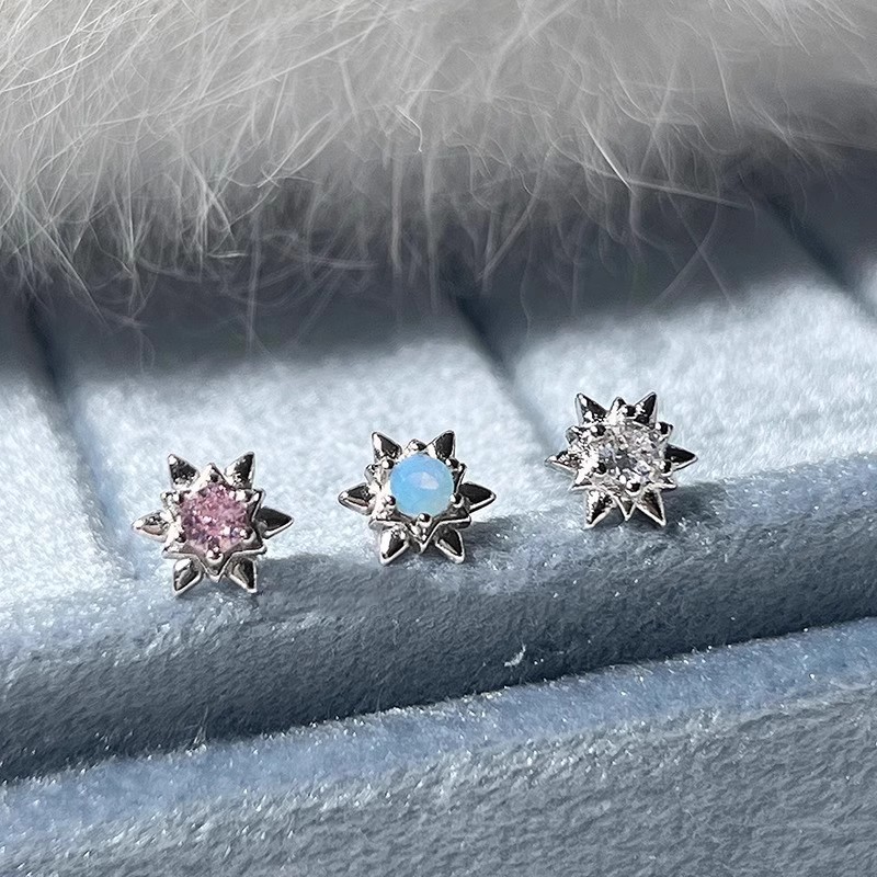 The super sparkling micro-inset zircon star ear stud is small, exquisite, versatile and elegant. It exudes a high-end feel and is the same style as the trendy earrings details Picture