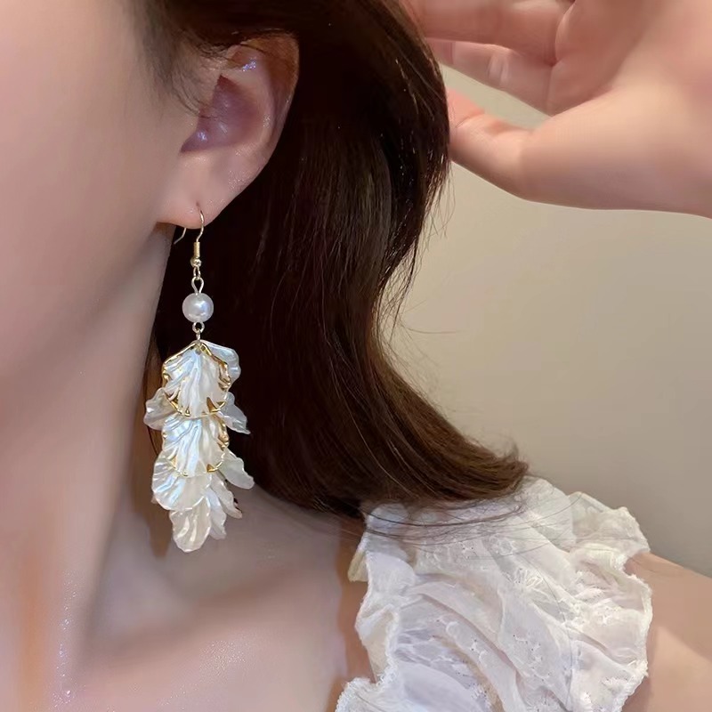 Petal tassel pearl earrings 2025 New bestseller, versatile, light luxury earrings, ear hooks, French style earrings for women Specification drawing