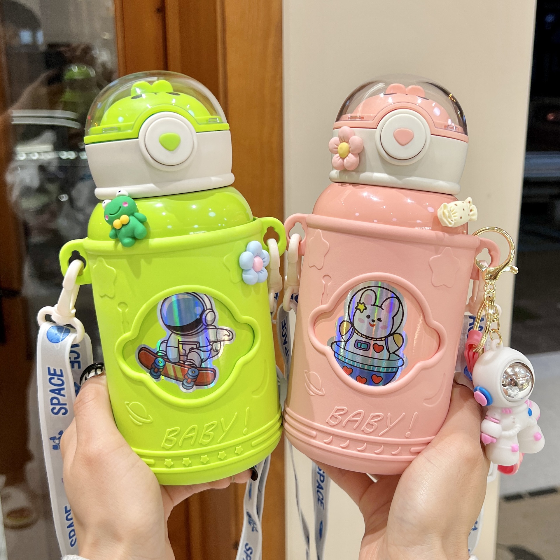 The 316 food-grade straw water cup is a popular children's insulated cup. It is cute and convenient to carry diagonally. It is a special water bottle for babies to go to school Specification drawing