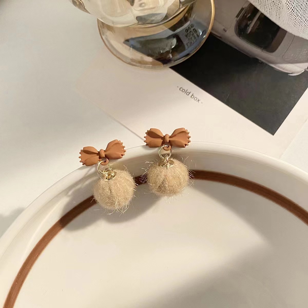 Bowknot mink pom-pom stud earrings for women's 2025 new trendy autumn and winter, plush design sense earrings, high-end and elegant earrings Specification drawing