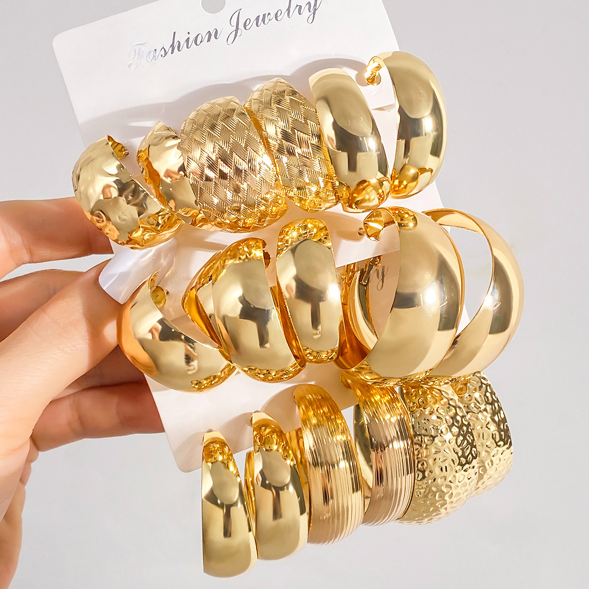 A set of 3 pieces of new high-end gold individual exaggerated alloy earrings and creative circular earrings from Europe and America full figure