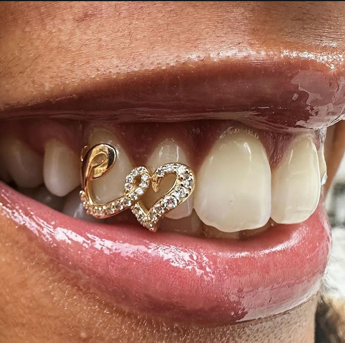 European and American double-heart copper micro-inlaid zircon hip-hop teeth set teeth grills, personalized and trendy teeth decoration full figure