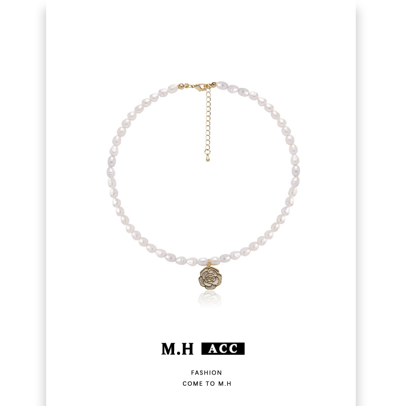 Natural pearl flower necklace, French light luxury cross-border women's sweater chain wholesale, high-end gift, trendy necklace, exquisite Application Scenario