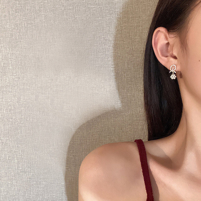 The 2025 new Korean trendy pearl stud earrings are a sweet, fashionable, high-end and exquisite design accessory for women details Picture