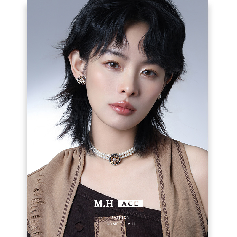 Retro Maillard Snowflake 925 silver needle stud earrings, a light luxury style, a design sense, and niche pearl earrings details Picture