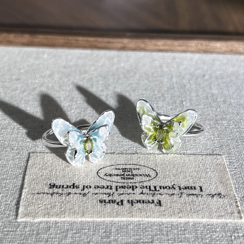 Forest-themed gradient blue and green three-dimensional butterfly opening ring, a French retro, high-end, simple and fashionable ring for women Application Scenario