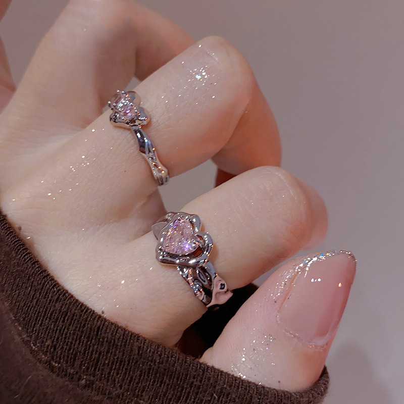 A delicate, sweet and cool pink diamond heart-shaped layered open-top ring for women on Instagram, with a cold and elegant style, fashionable and individual index finger ring Application Scenario