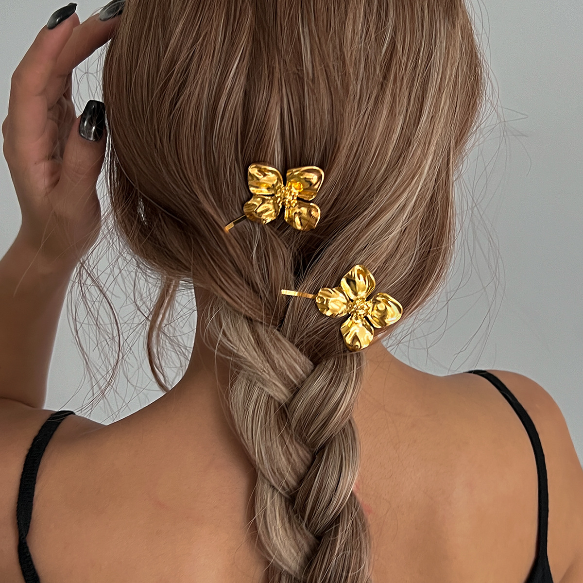 New Instagram-style, retro, niche and high-end hair accessories from Europe and America, braided hair decorations, hair clips with a loop pattern design Specification drawing