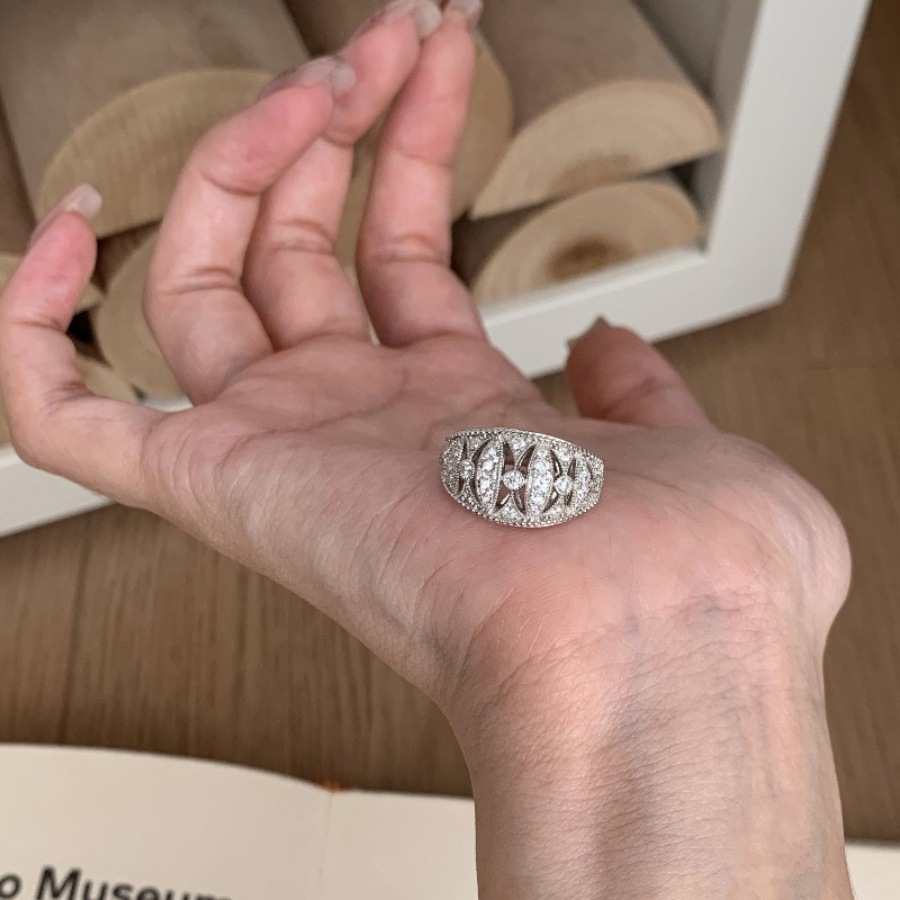 Vintage hollowed-out lace zircon ring for women, a retro, light luxury and high-end design with a unique style full figure