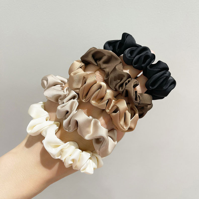 Korean silk satin large intestine hair band wholesale, simple and high-end style, elastic hair band, fine leather band hair accessory Application Scenario