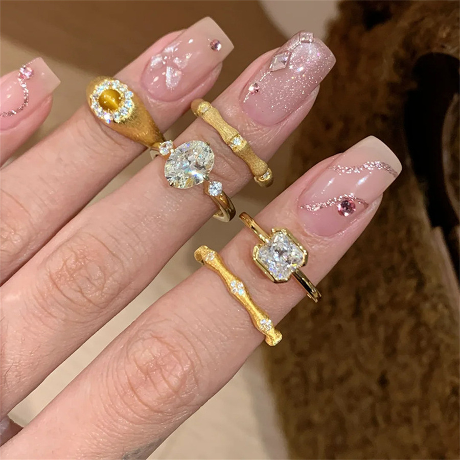 A mid-style brushed zircon ring for women, with a unique and high-end feel, is a light luxury and versatile index finger ring. It features a sparkling diamond opening adjustment ring full figure