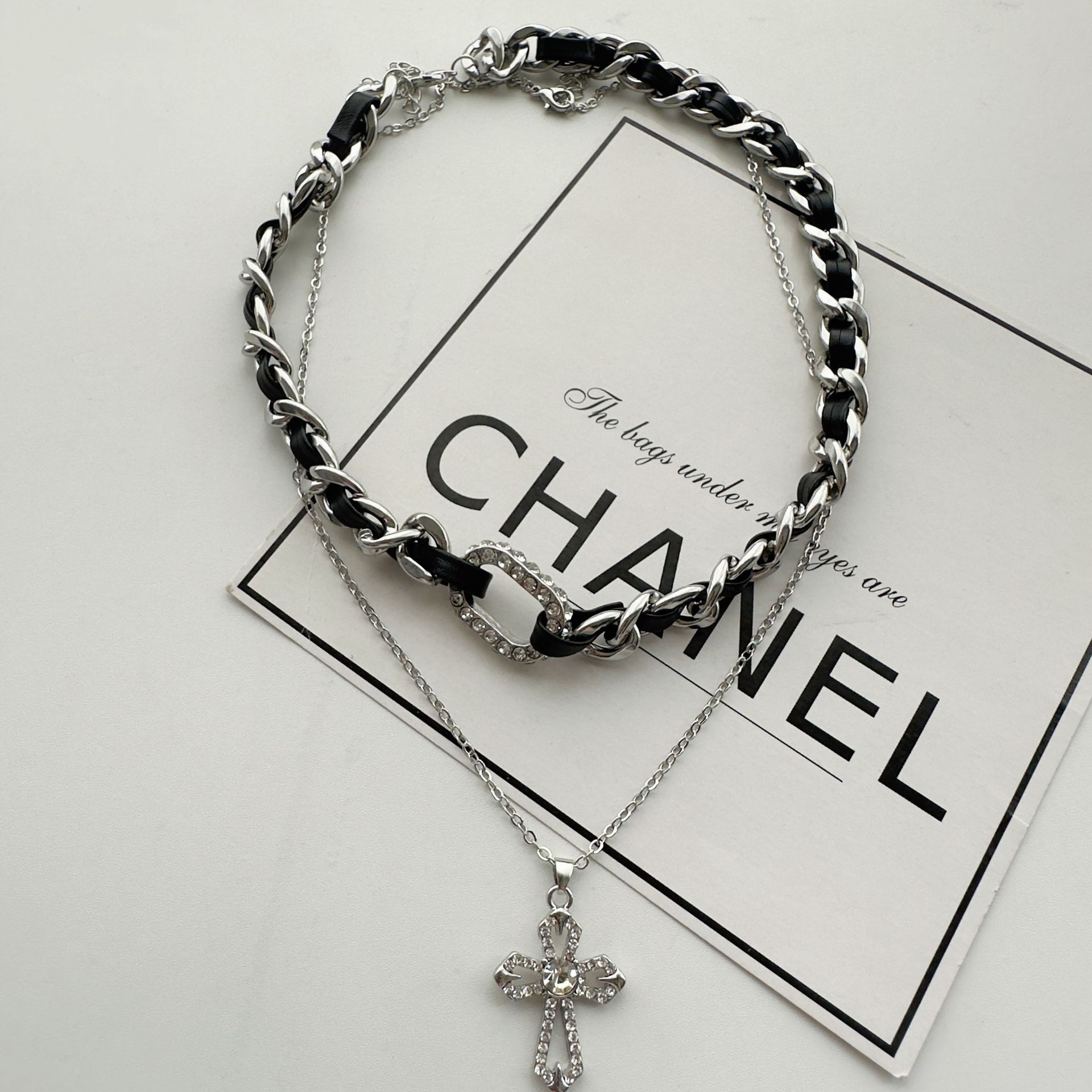 Retro cross double-layered necklace for women, 2024 new European and American style, dark and cold style accessory Application Scenario