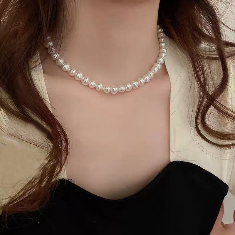 The small pearl necklace exudes a retro and light luxury vibe for women. The collarbone chain is a niche and elegant necklace with a simple design full figure