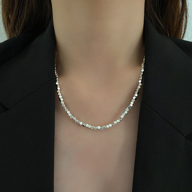 The design sense of the Xiaomi bead square bracelet for women's summer is light luxury and niche. The collarbone chain has a sparkling plain ring necklace details Picture