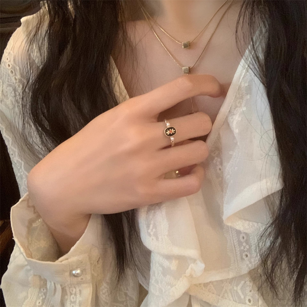 A light luxury style, versatile flower pearl ring, a French retro high-end design, and an open index finger ring Application Scenario