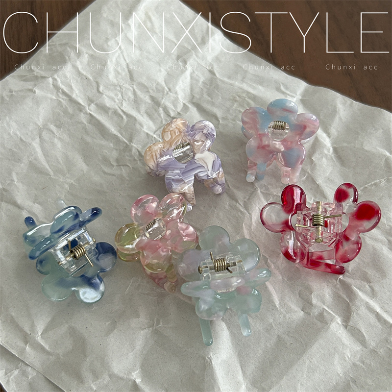 Acetic acid flower small hair clip, a delicate and exquisite summer accessory for women, a side clip for broken hair, a bangs hair clip on the forehead Application Scenario