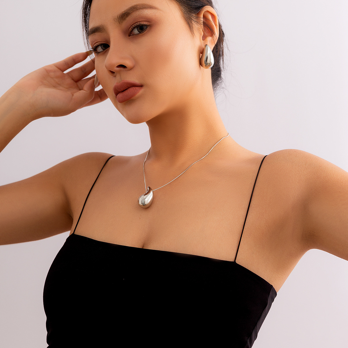 Simple water-drop hanging party punk necklace from Europe and America cross-border accessories, exaggerated large teardrop niche necklace with a glossy finish details Picture