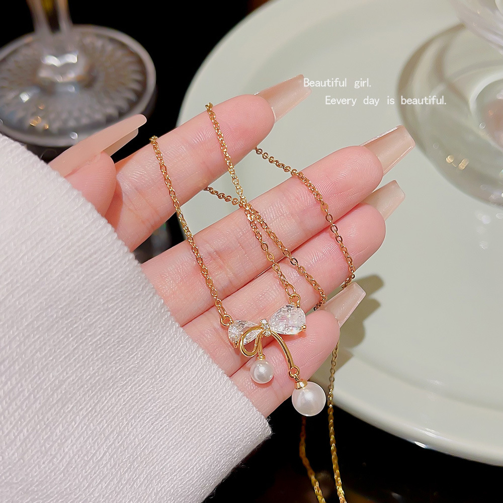 Xiaohongshu's best-selling bow necklace for women, with a light luxury and high-end feel, as well as a niche design style. New collarbone chain accessories full figure