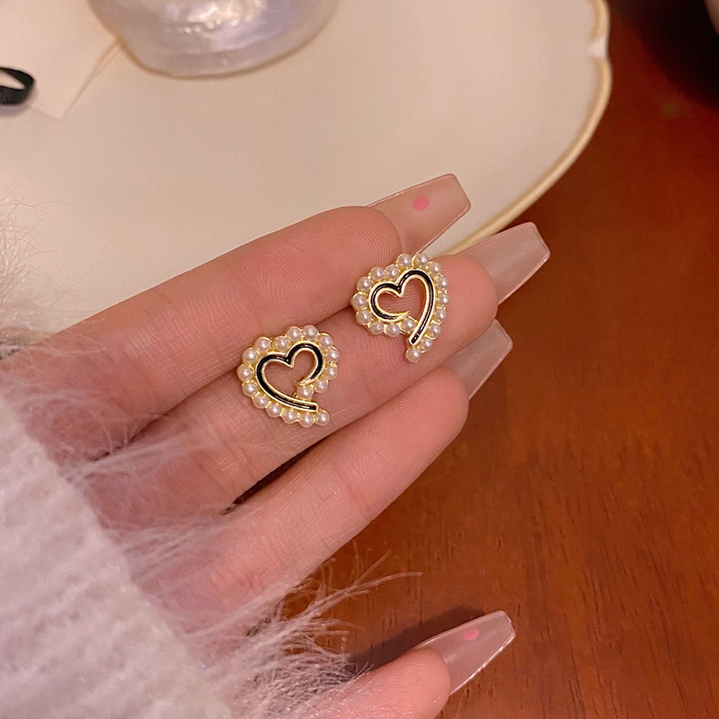 French Champs-style heart-shaped pearl earrings for women, light luxury, unique and niche design sense, heart-shaped stud earrings wholesale full figure