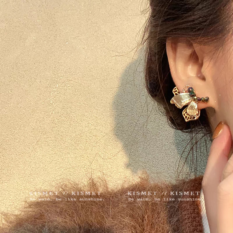 Golden wings ~ New Chinese-style retro flowing gold butterfly stud earrings, feminine, light luxury and niche earrings worn on the front and back Specification drawing