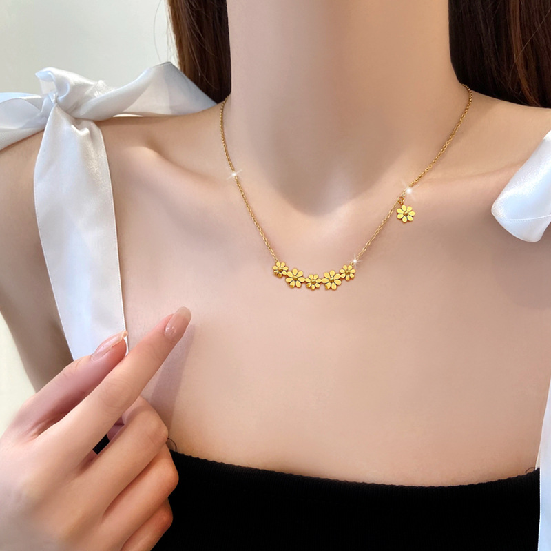 【 All-titanium Steel 】 6-flower minimalist style furnace, real gold necklace, female Instagram influencer collarbone chain accessory details Picture