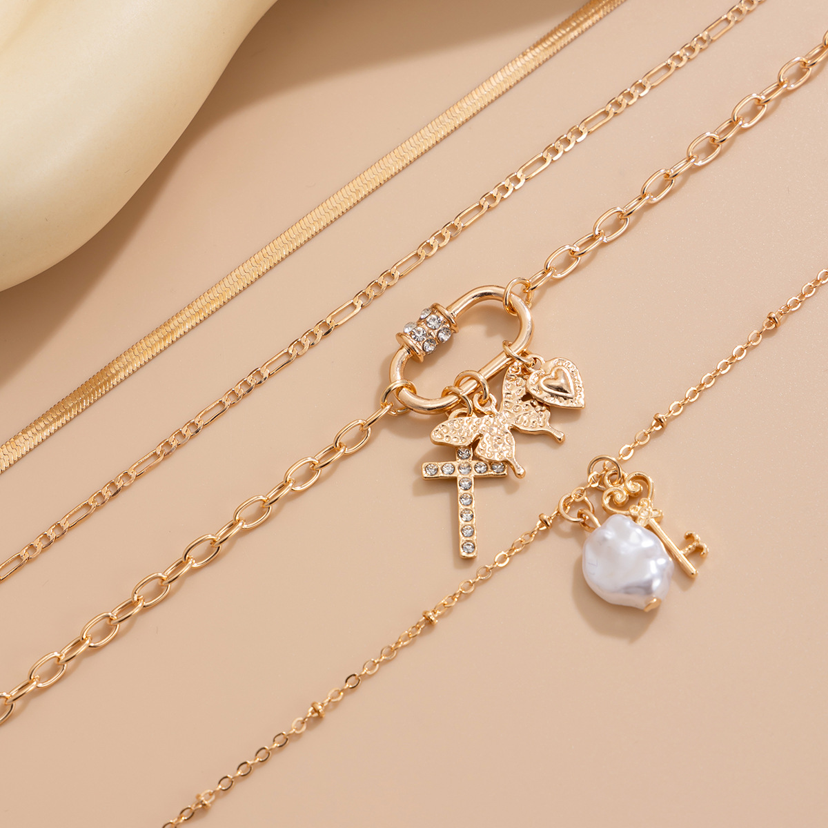 European and American cross-border jewelry, fashionable butterfly alloy flat snake chain necklace, niche and irregular-shaped pearl pendant, collarbone chain Application Scenario
