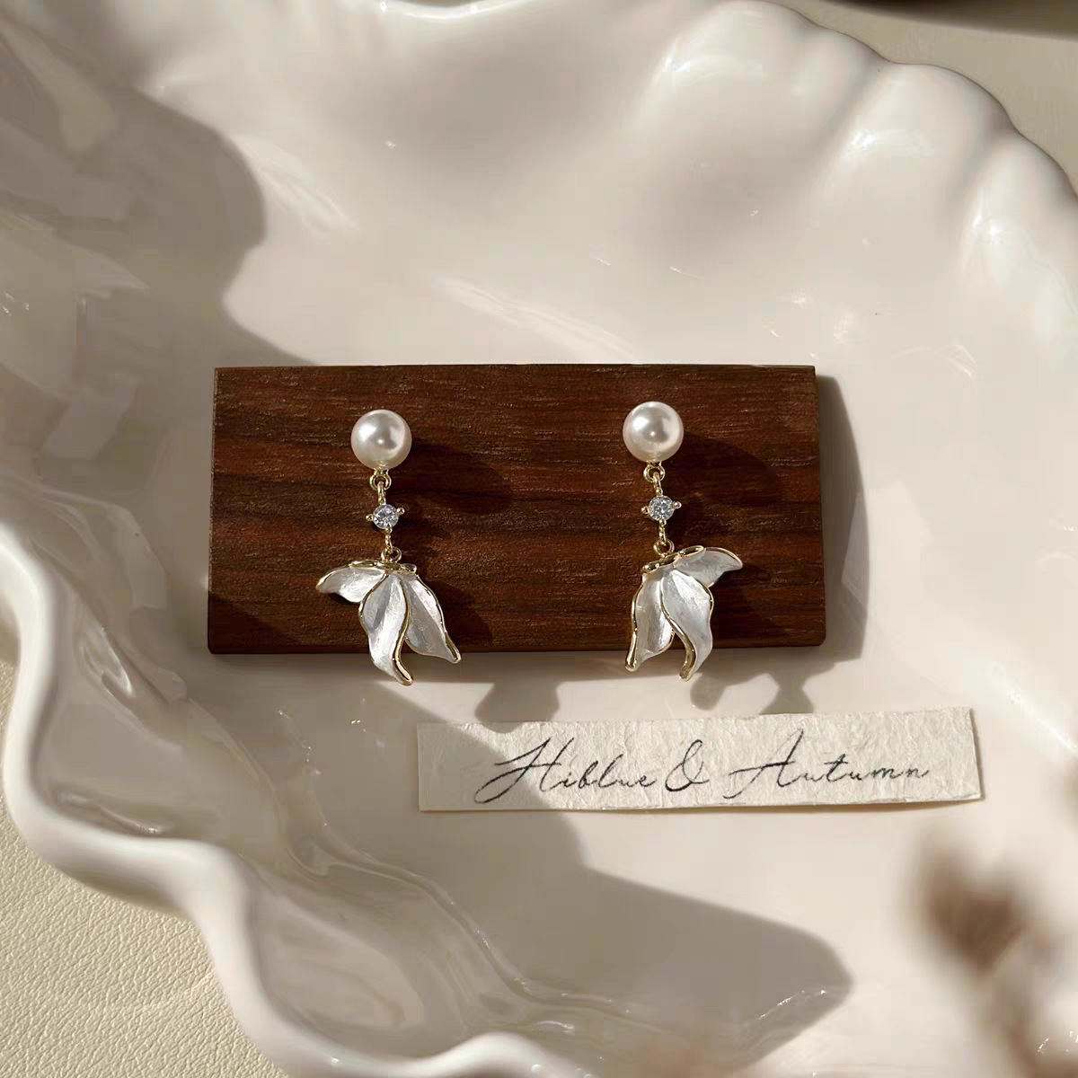 The 2025 new butterfly pearl fish tail small tassel earrings are a light luxury and niche design for women, featuring elegant stud earrings details Picture