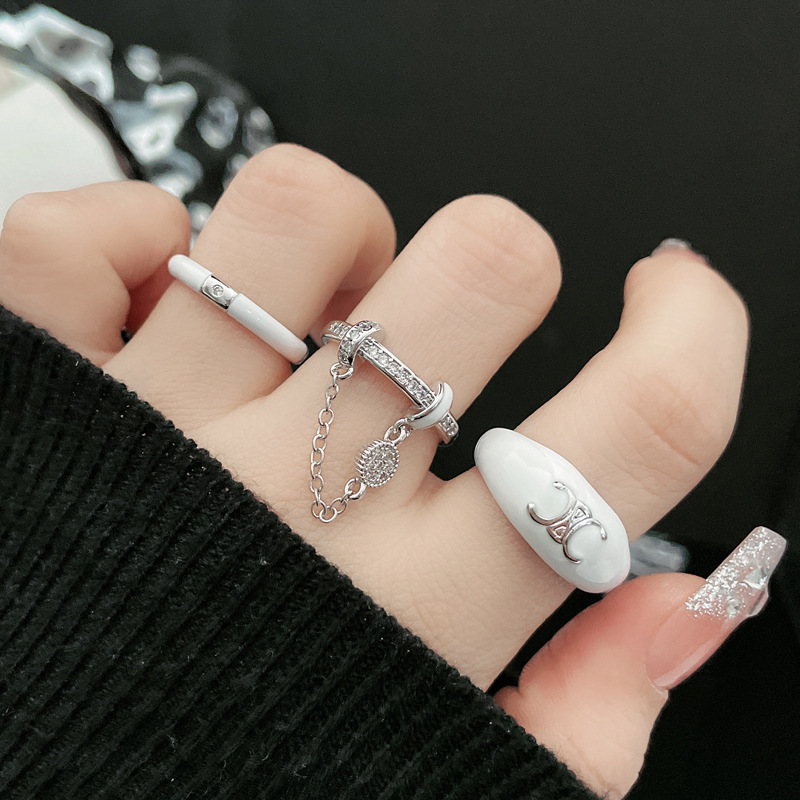 This unique and niche ring exudes a sense of sophistication for women. It features a white glazed chain opening ring with a cold style and a distinctive, individualistic and elegant accessory trend Specification drawing