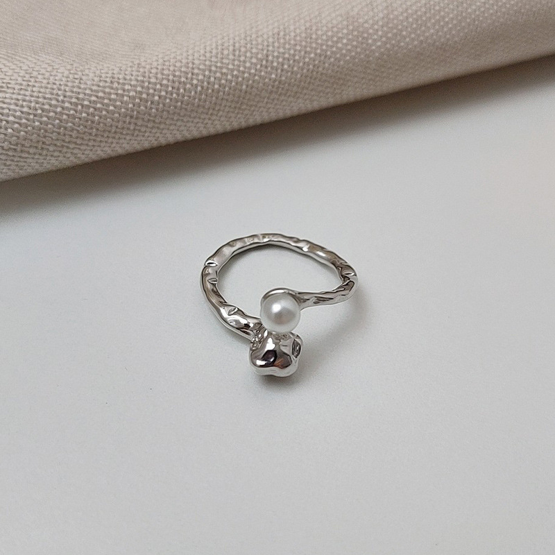 This is a minimalist European and American niche design ring with an adjustable opening. It features a cold and individualistic style for women and a sophisticated index finger ring Application Scenario