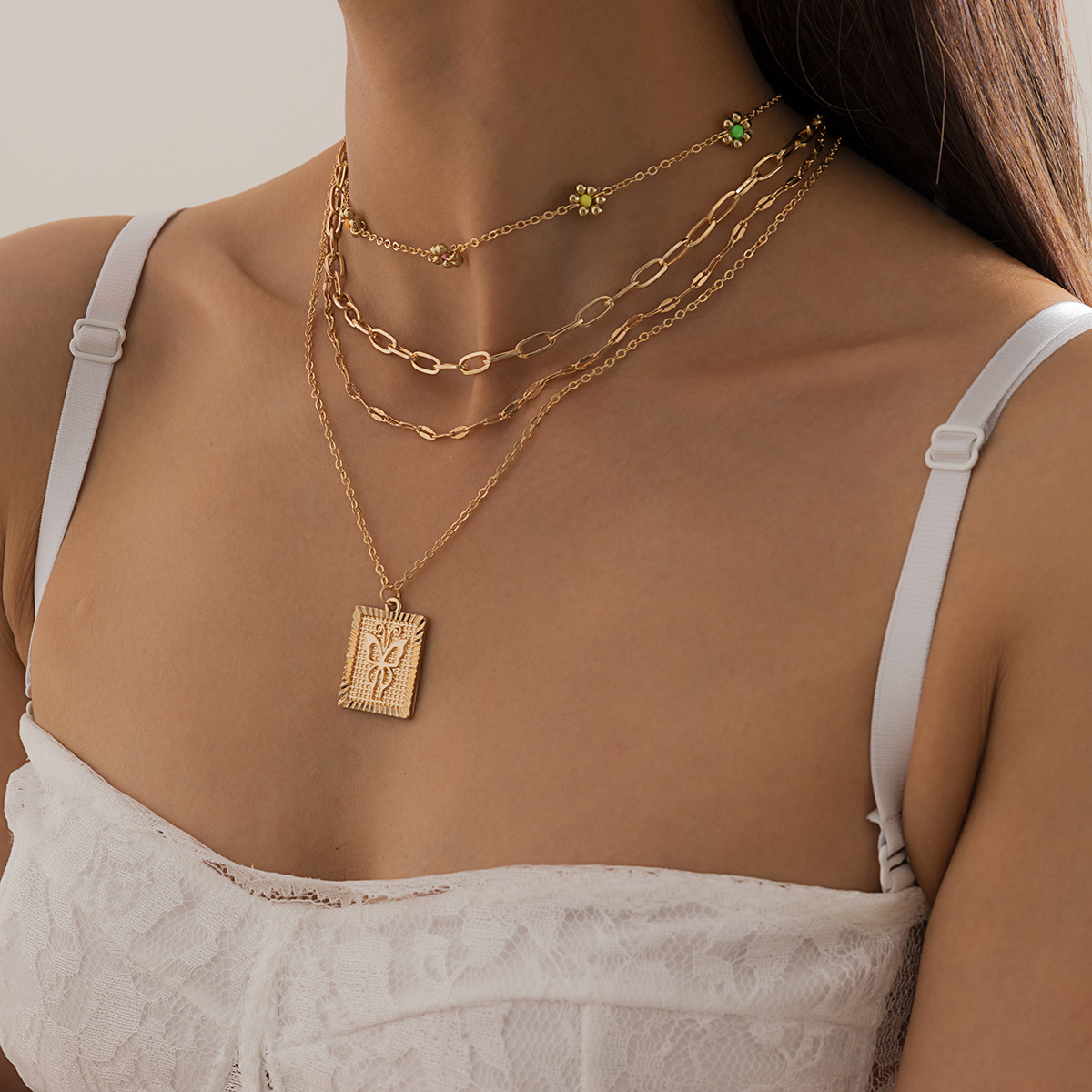 European and American cross-border jewelry, retro rice bead small Daisy flower metal necklace, simple geometric square card hollowed-out necklace Specification drawing