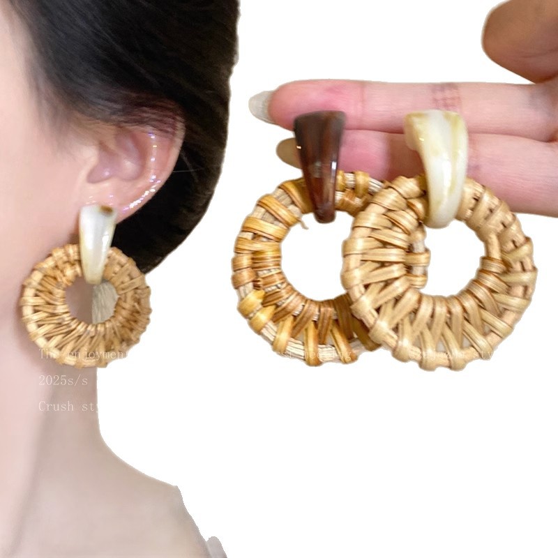 Wooden rattan and grass woven ear rings for women, 2025 new Bohemian vacation style earrings, exaggerated face-enhancing small stud earrings Item Picture