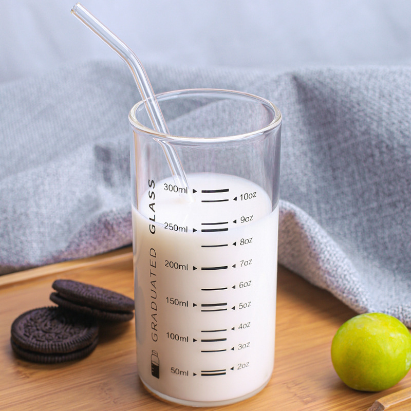 A transparent high borosilicate glass straw water cup with a scale for children's breakfast at home. It can be used to prepare milk powder for breakfast full figure
