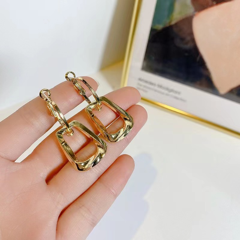 Golden light luxury and high-end pendant earrings, women's fashionable, individual and niche design, elegant earrings, internet-famous earrings and earrings Specification drawing