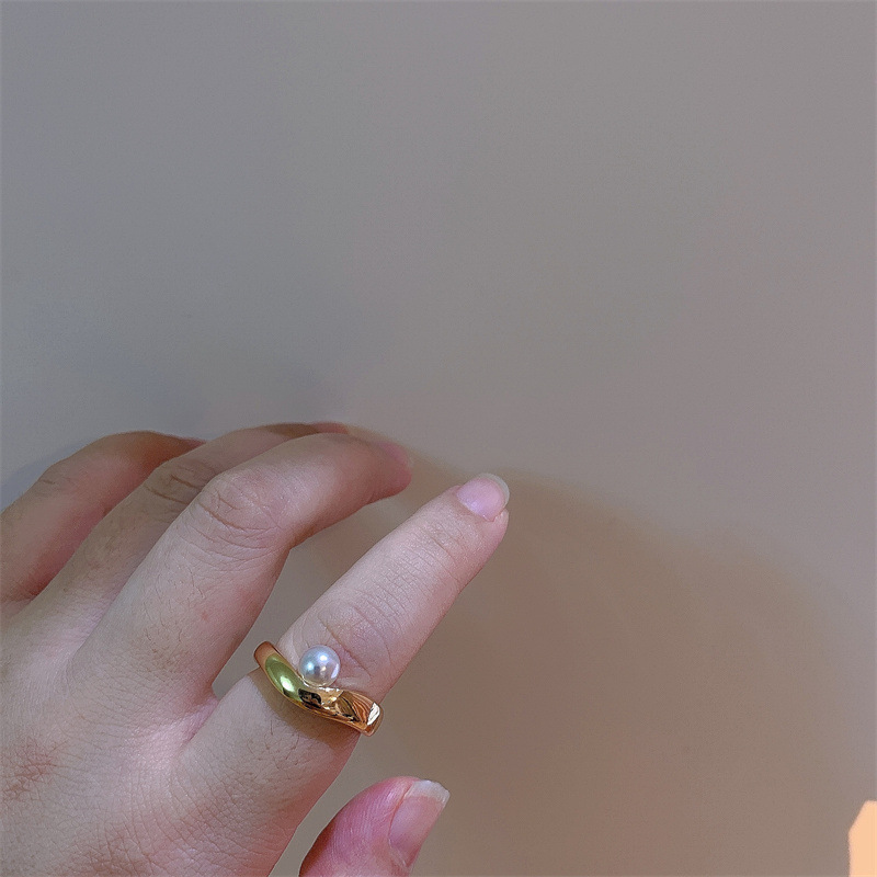 A niche design of a bamboo leaf and bamboo open ring for women, with a light and luxurious Instagram style and a cool yet sophisticated feel. It's a moonstone ring Application Scenario