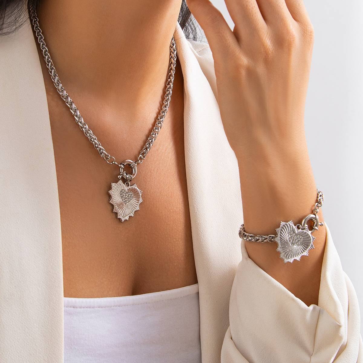 European and American cross-border jewelry, diamond-encrusted heart-shaped metal pendant necklace, light luxury style spring buckle collarbone chain set details Picture
