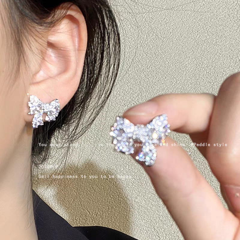 Korean drama female lead ~ Cold and cool diamond bow stud earrings, niche design, high-end earrings, light luxury and fashionable earrings for women full figure