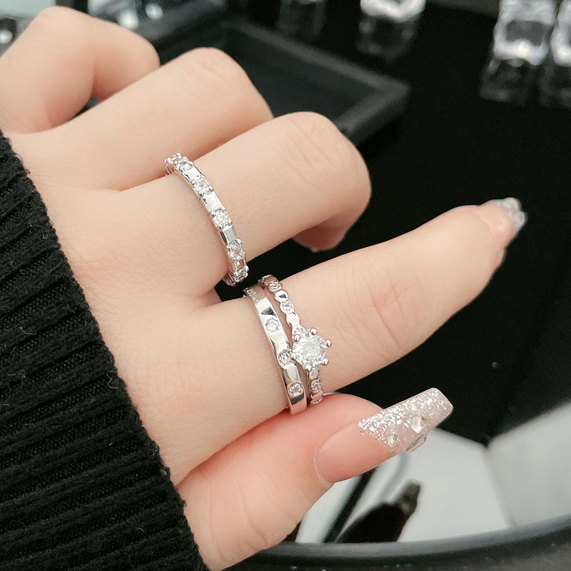 This trendy and stylish live-streaming hit ring set features a simple layering design with a light luxury and niche style. It's a cool and trendy couple ring details Picture