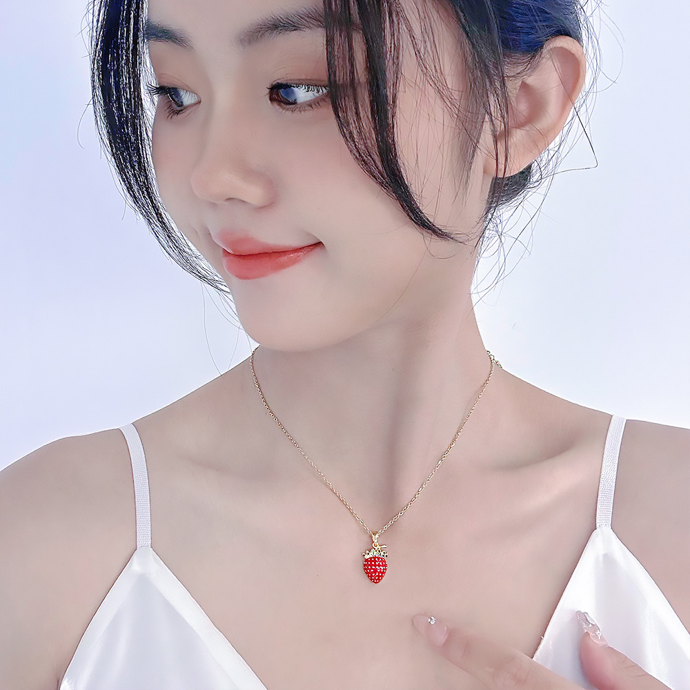 Cute and sweet strawberry titanium steel necklace pendant, girlish and fresh, niche design sense collarbone chain, versatile necklace full figure